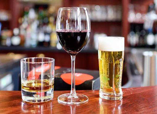 啤酒和白酒混着喝的危害,白酒啤酒混着喝的后果