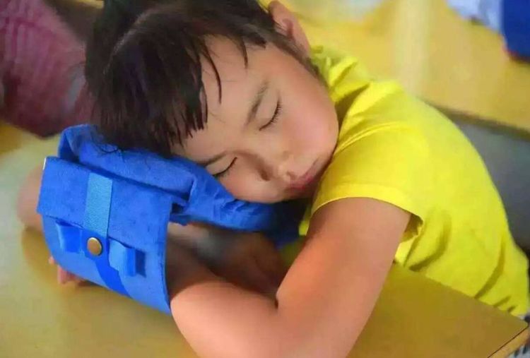 孩子中午不午睡怎么安排,中午不睡下午崩溃该怎么午睡