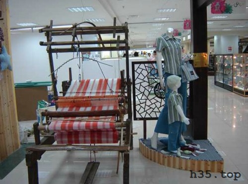 最新童装店双门头装修效果图,童装店怎么装修才有顾客