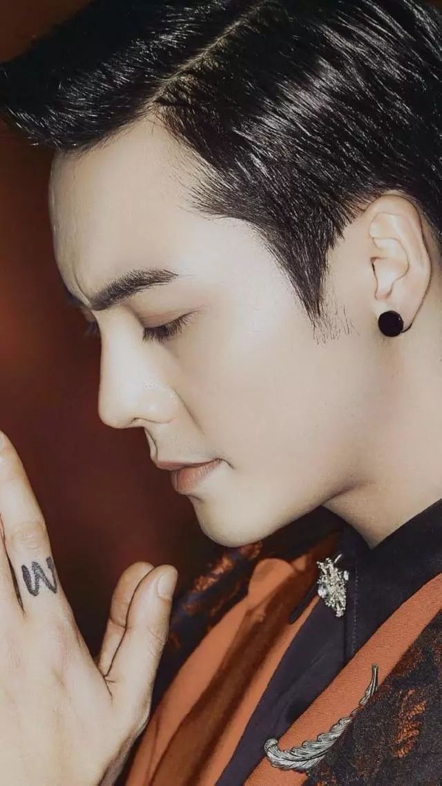 陈伟霆戴耳钉视频,陈伟霆黑色耳钉