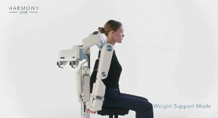 瘫痪小姐姐借助外骨骼自主行走,瘫痪小姐姐靠自己站起来