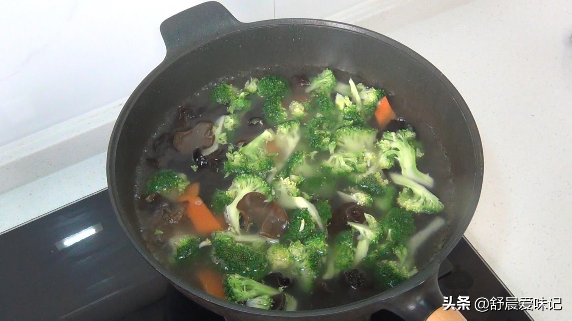 凉拌西兰花的最简单的家常做法,凉拌西兰花最好吃简单的做法