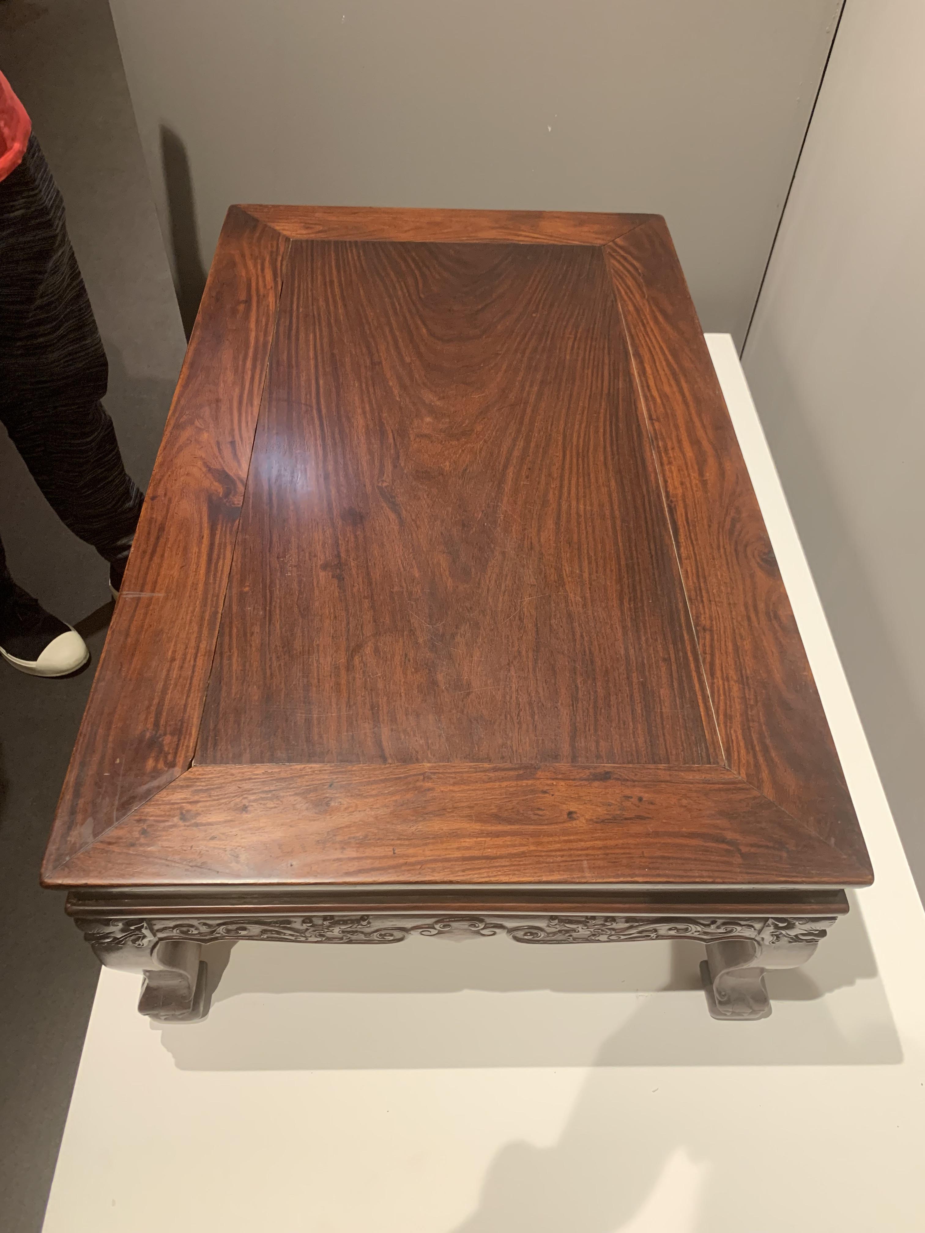 黄花梨小炕桌一百多年的值多少钱,黄花梨透雕螭龙纹炕桌