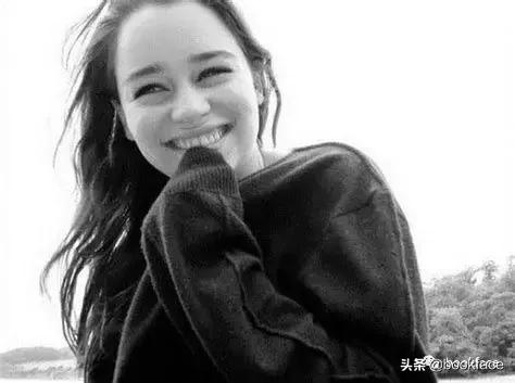 一脱成名的她，竟两次死里逃生。现实中的龙母比戏里更开挂