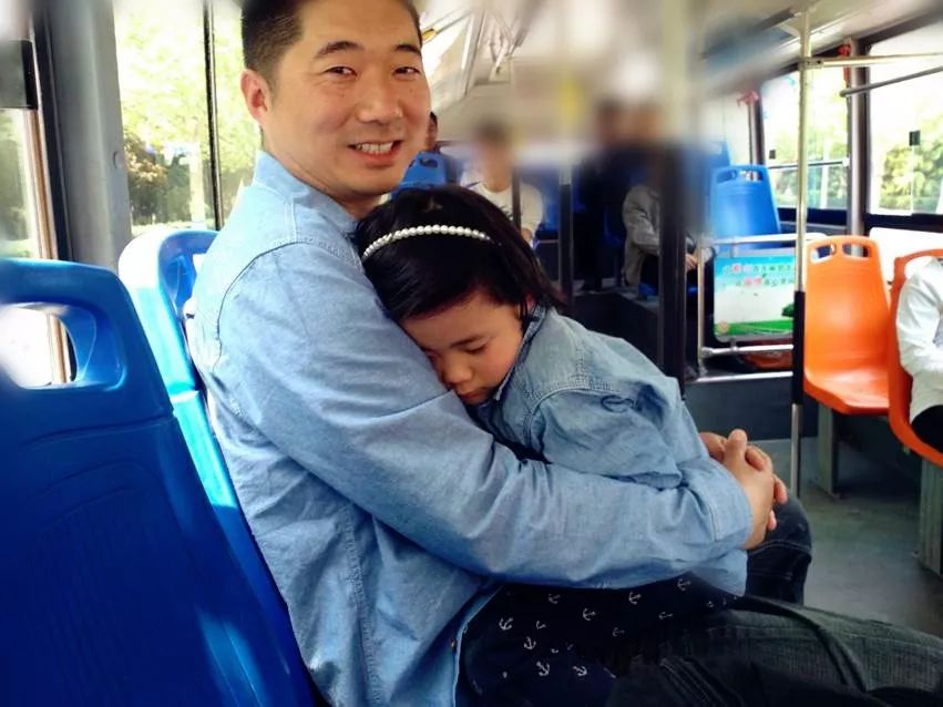 军爸给军娃惊喜视频,军爸送给军娃的六一礼物