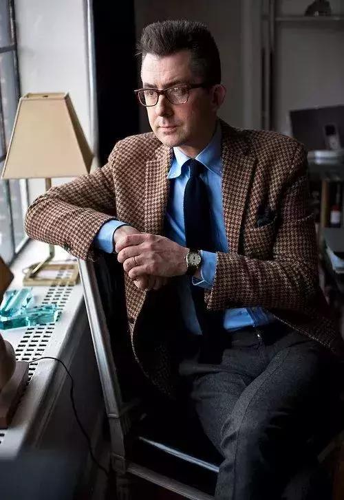 看惯了普通穿搭,字母西装和纯色西装哪个洋气减龄