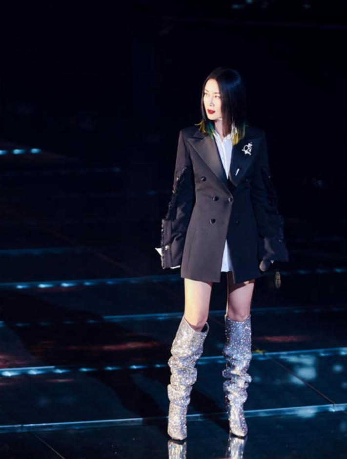 周冬雨身穿清新的薄荷色挂脖礼服,周冬雨巴黎时装周露腰撞色造型