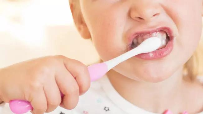 涂氟后牙齿上固体会吃下去么,涂氟涂到牙龈有损害吗