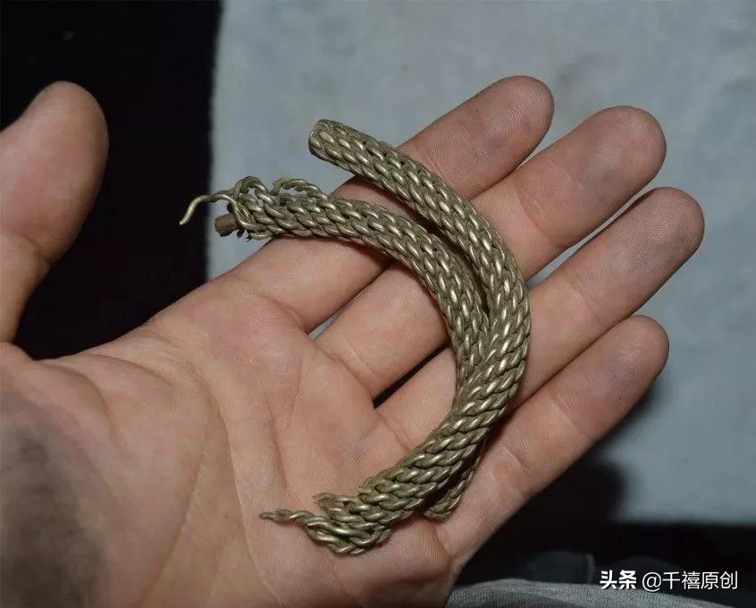 银镯里面发黑,戴银镯手腕发黑是怎么回事