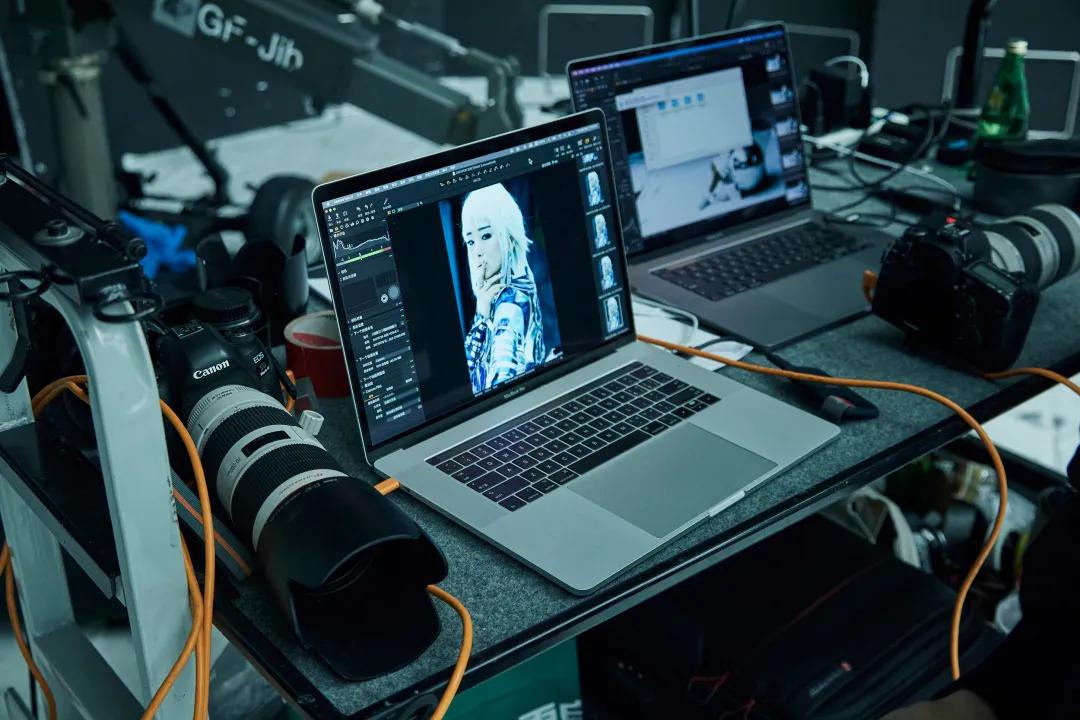 为了巩俐这一天的拍摄，我们足足准备了5个月