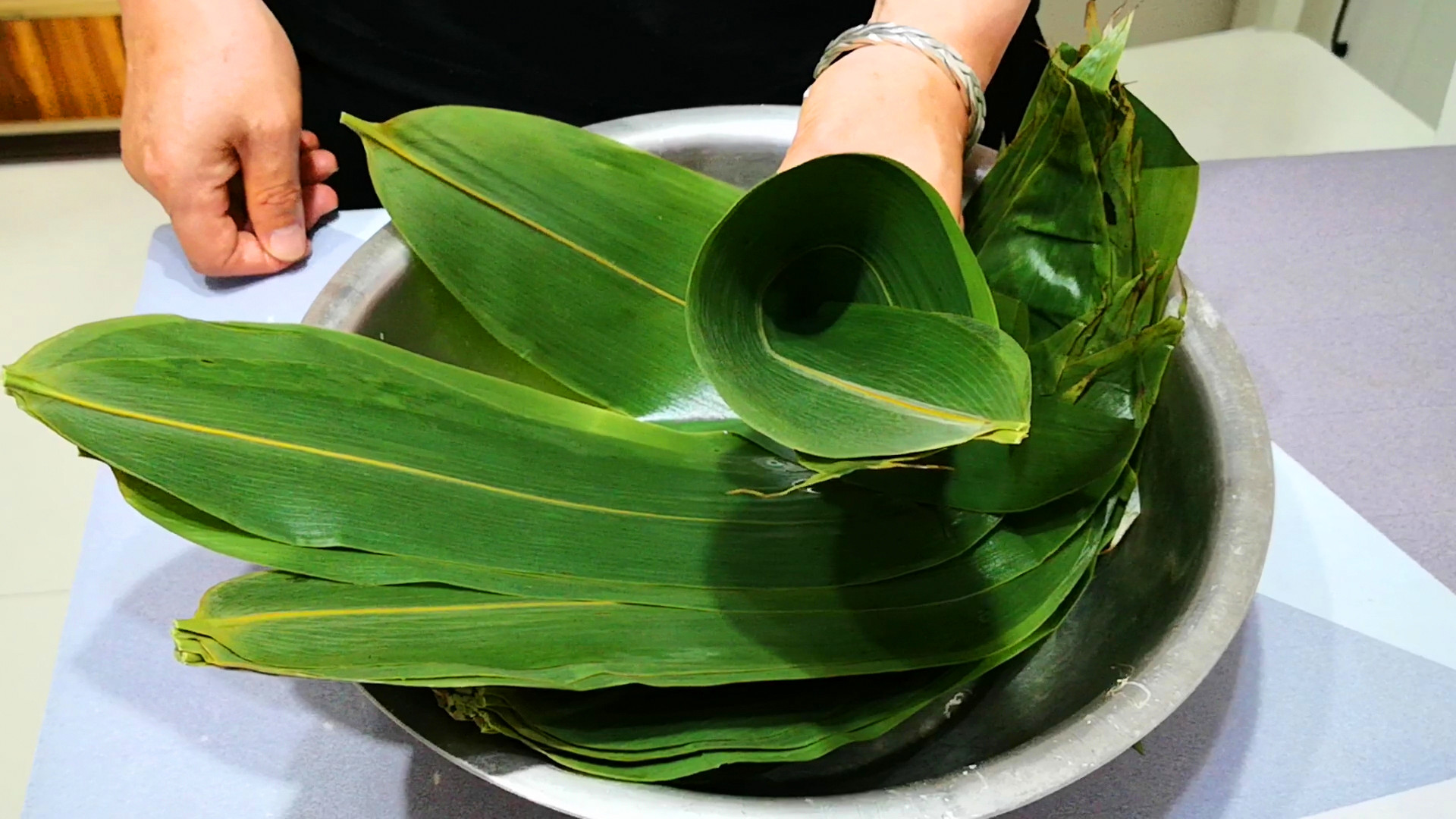 怎样包4角粽子慢动作,4角粽子怎么包做法最简单