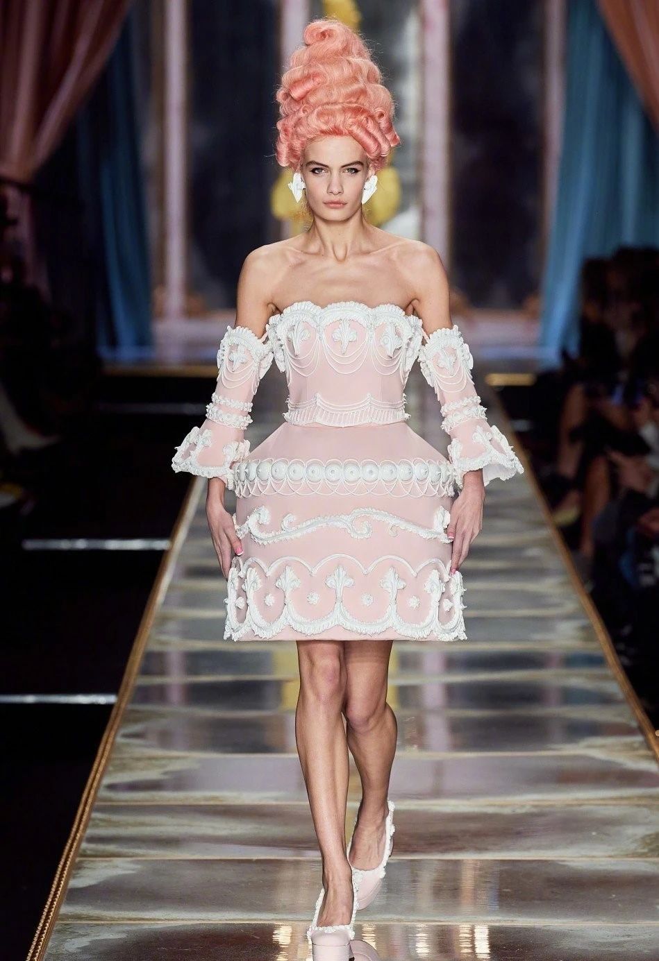 ladygaga穿红色礼服参加宴会,ladygaga鲜肉红毯造型