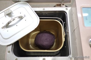 两种颜色的馒头怎么做呢,黑色馒头用什么做的