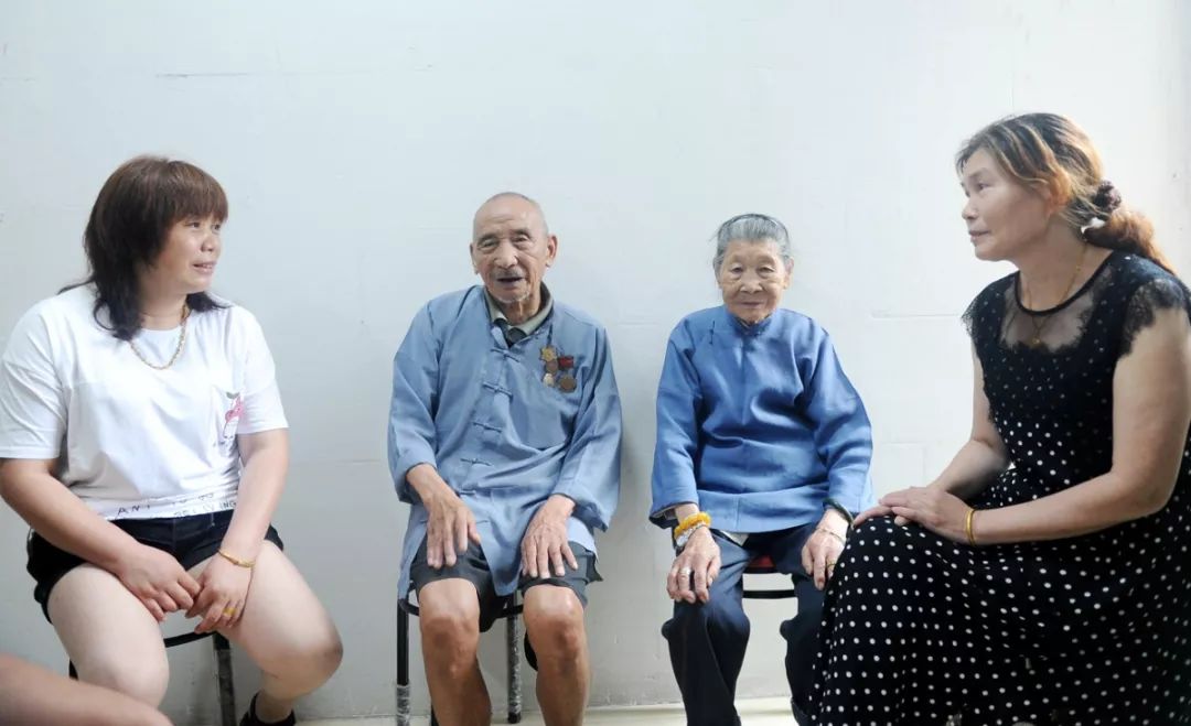 浙江老兵三个军功章,80岁老军人挂满军功章