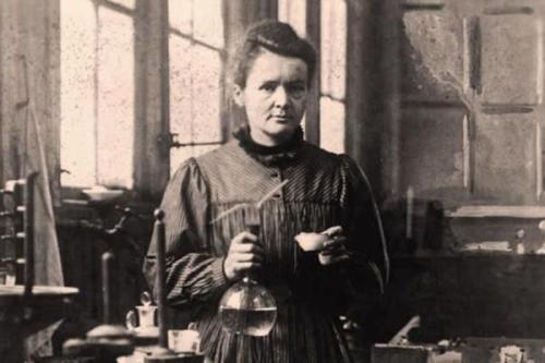 居里夫人发现镭的故事简介,居里夫人意外发现镭的故事简介