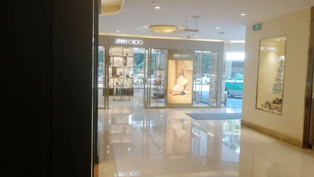 痛心！昔日爱马仕变发廊，这个顶奢商场还有救吗？