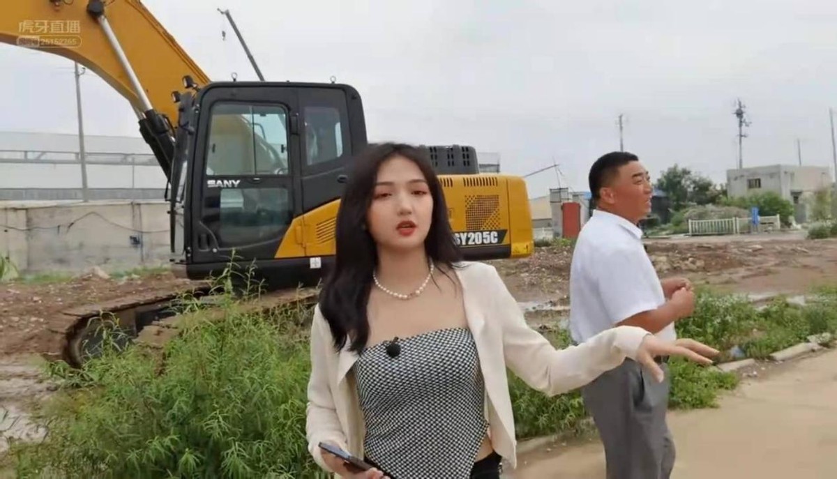 蓝翔学姐挖掘机直播回放,蓝翔学姐驾驶挖掘机