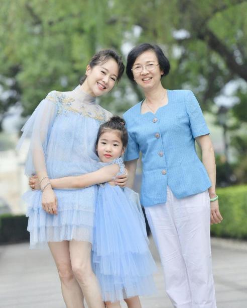 白月光是肖战和谁的,白月光是男主男扮女装的知乎小说