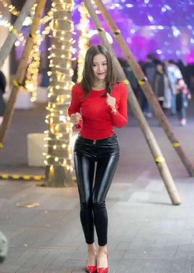 穿搭打底裤尽显时尚美感,复古蓝牛仔裤吸睛穿搭