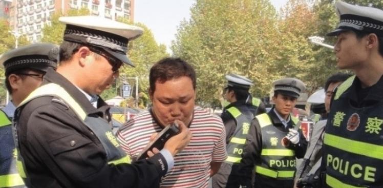 喝完酒在车里睡觉算酒驾吗,喝完酒坐驾驶室不打火算酒驾吗