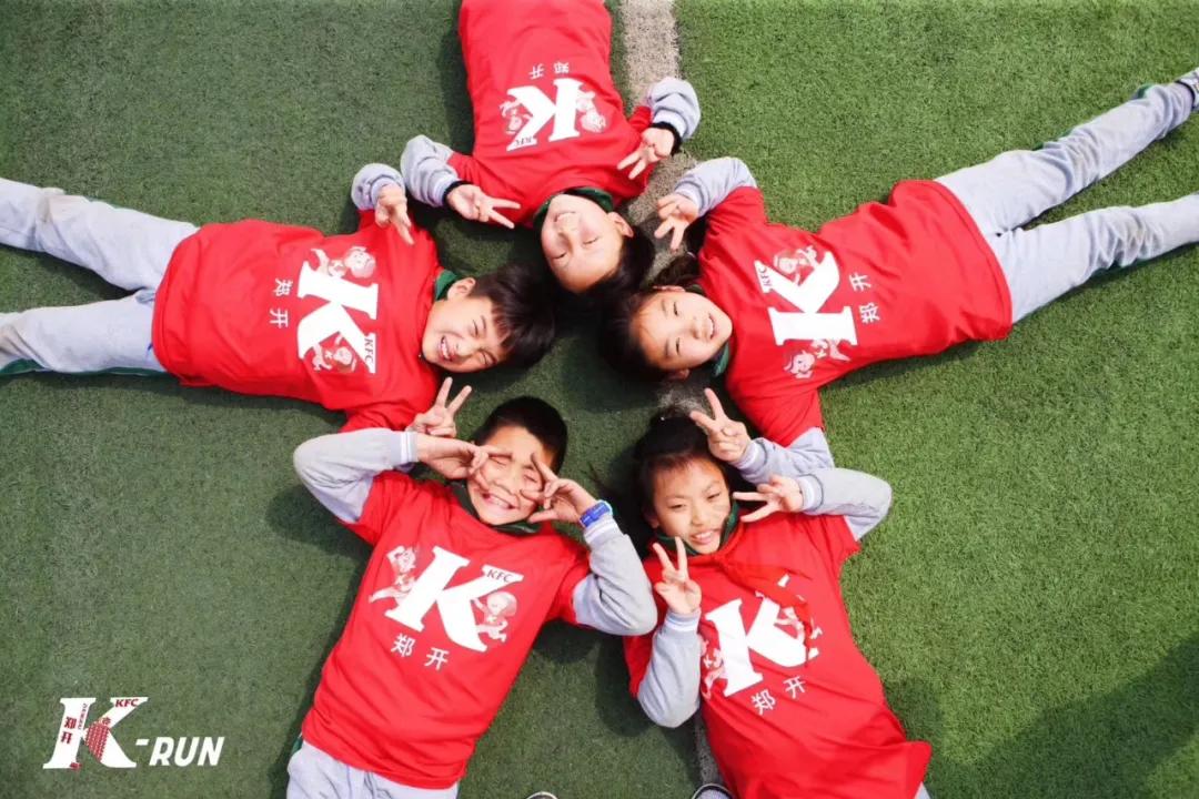 小小的足球装着美好的童年和梦想,小小足球承载着孩子的欢乐与梦想