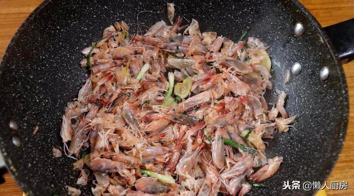 剥完虾仁,壳儿不要扔,这样简单一做,比浓汤宝还鲜,简单又好学