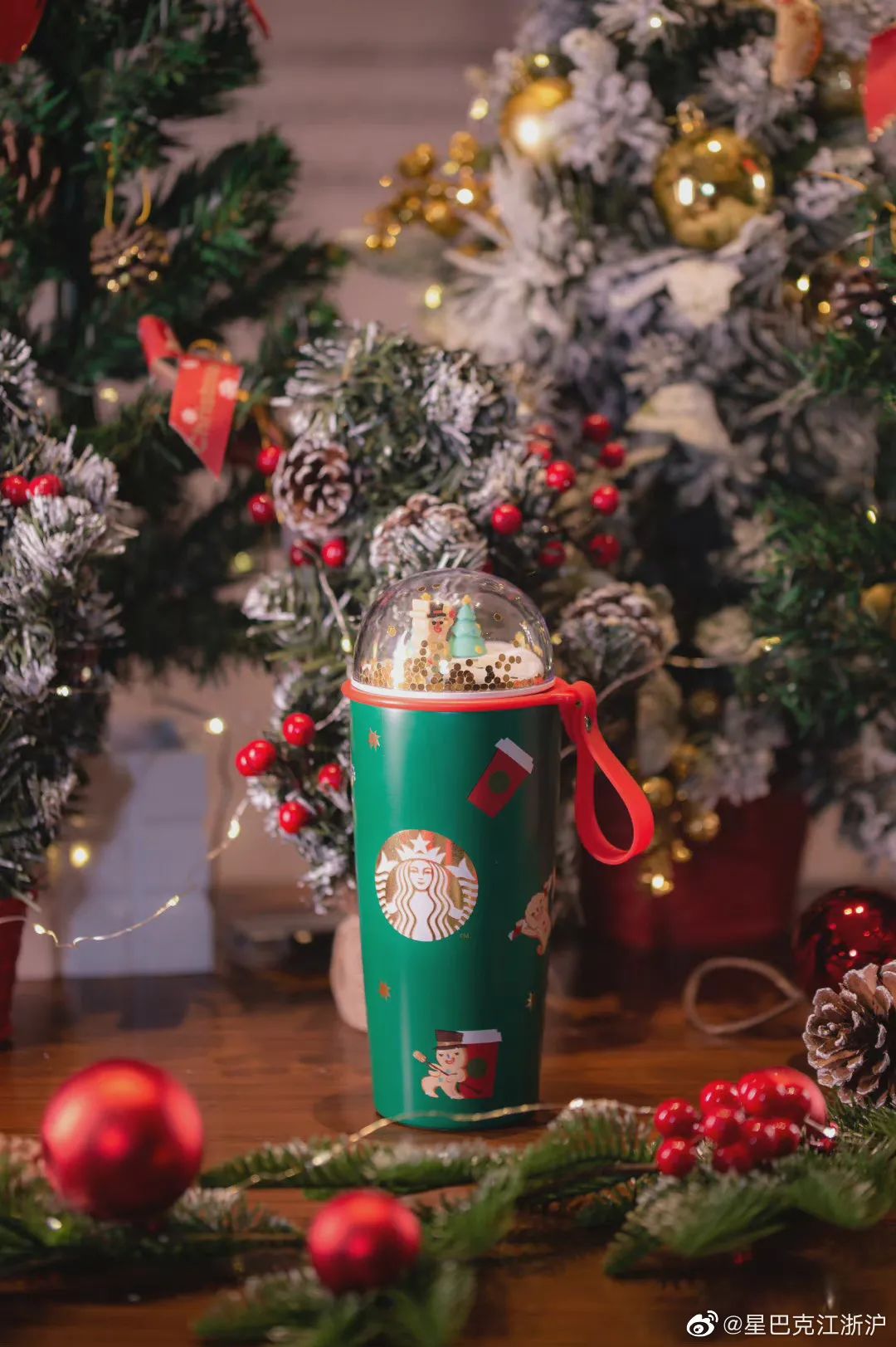 瑞幸星巴克圣诞新品,瑞幸圣诞咖啡杯包装
