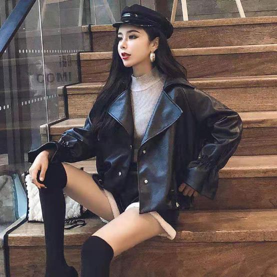 有一种“男人味儿”叫周笔畅,黑皮衣配“老头裤”,好像胡同大哥