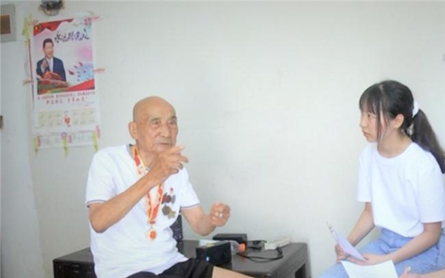 浙江老兵三个军功章,80岁老军人挂满军功章