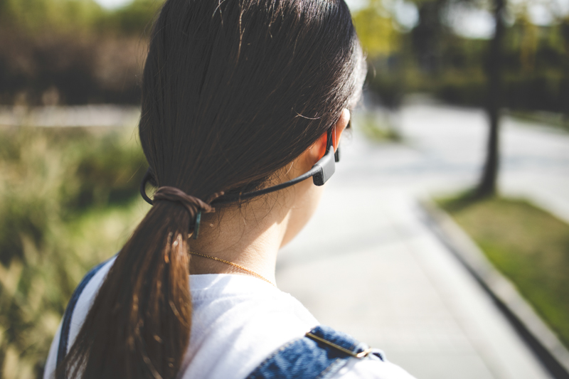 边洗澡边听歌费不费电量,边洗澡边听歌有什么后果