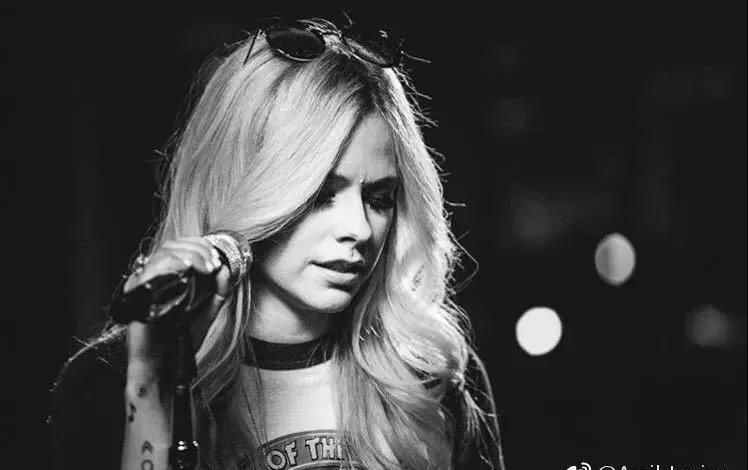 18岁红透全球却因患病失联,被揣测去世后涅槃重生,她叫艾薇儿