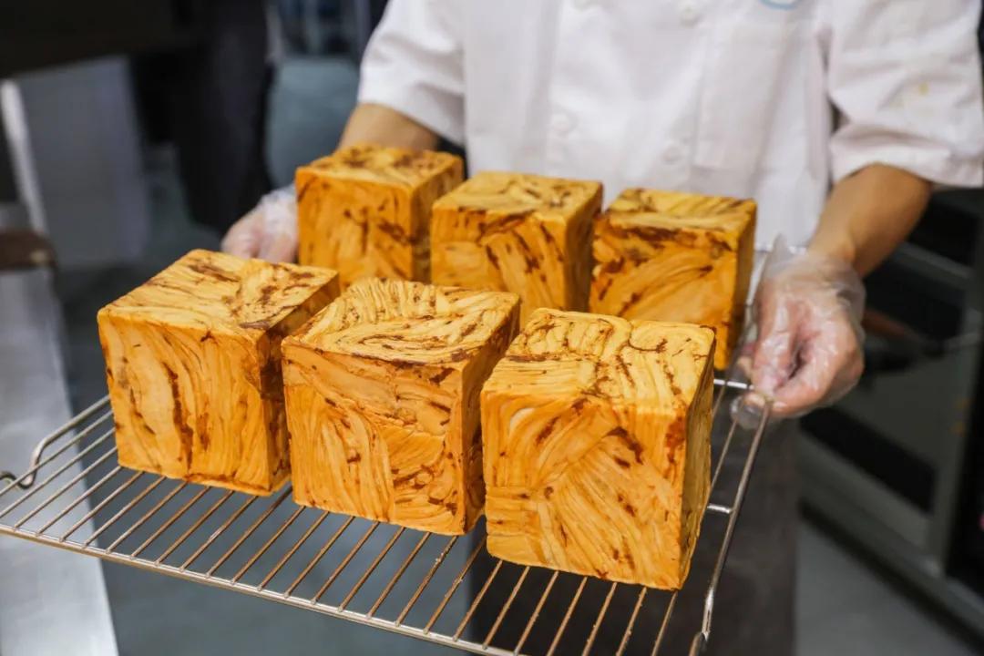 靠一块面包成为老板,凭借面包一步步发财