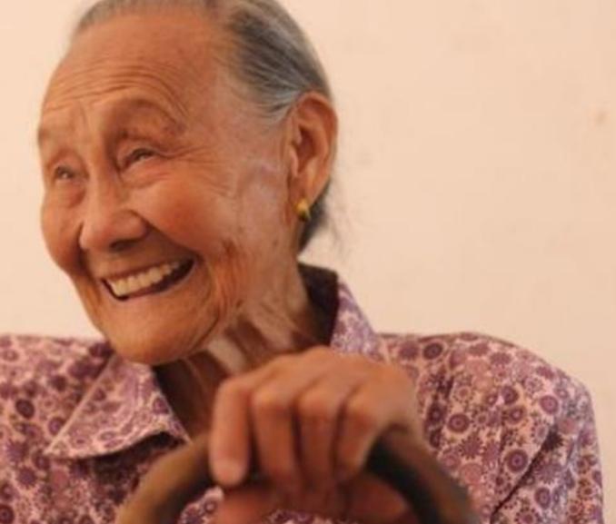 河南农妇去医院就诊,无意间露出胳膊,警察前来才知其身份不简单