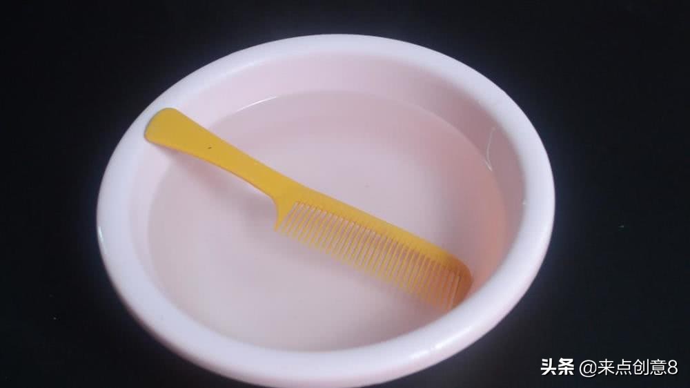 梳子上挤牙膏有什么用途,牙膏在梳子上的作用与功效