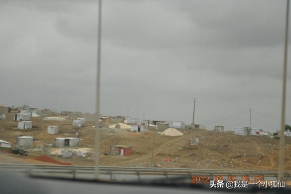 在安哥拉看到黑人在葫芦上做的画，有中国河姆渡风格，买下来了