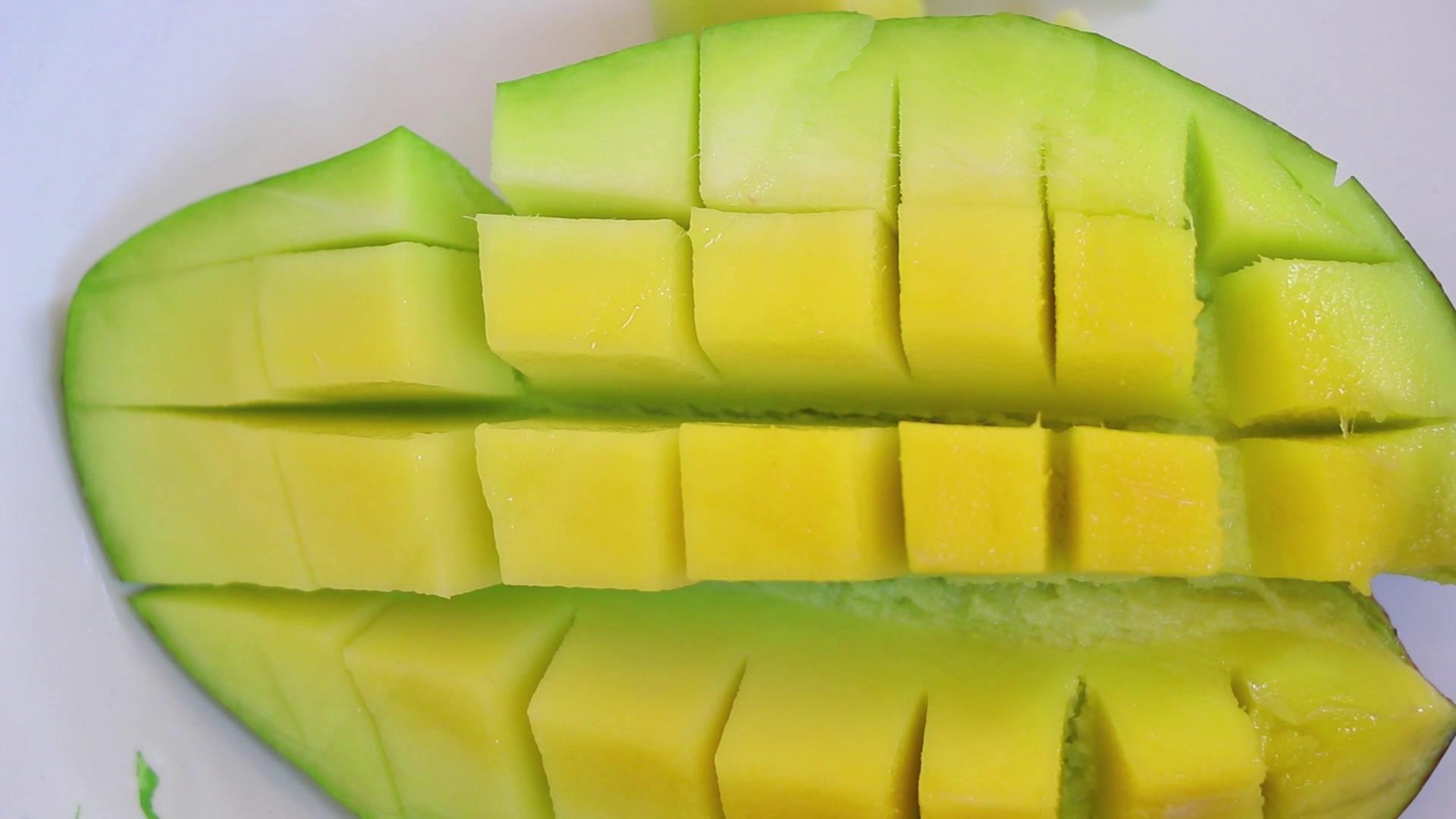 剥芒果最快的方法不脏手也不流汁,芒果不脏手的切法你get到了吗