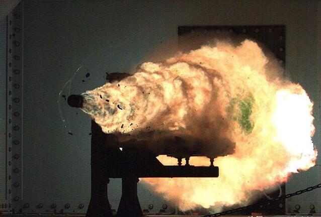 国产黑科技曝光，电磁枪轻松打穿9层木板，网友惊呼开挂