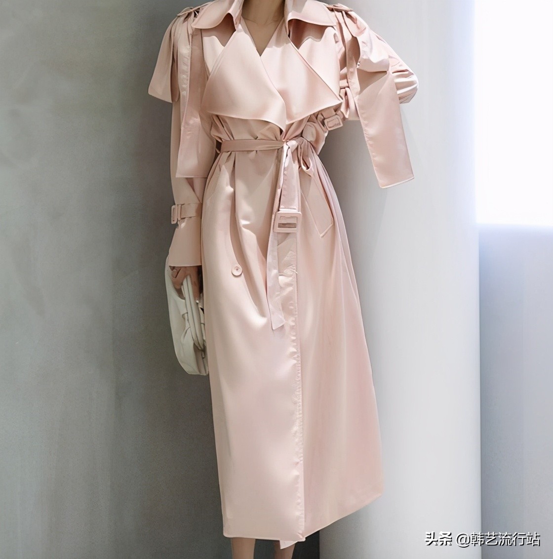 韩国风衣穿搭高级感,韩国风衣配什么衣服好看
