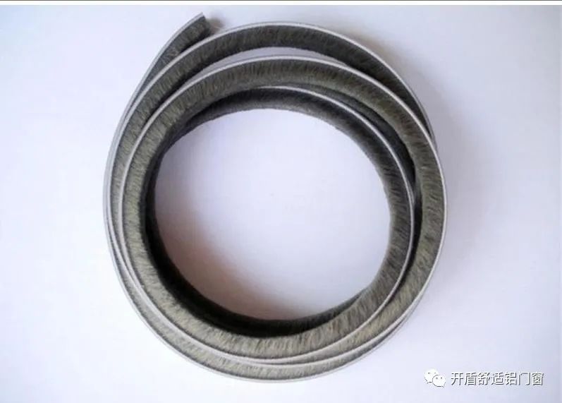 关紧门窗室内有灰尘怎么回事,家里门窗紧闭为什么还是有灰尘