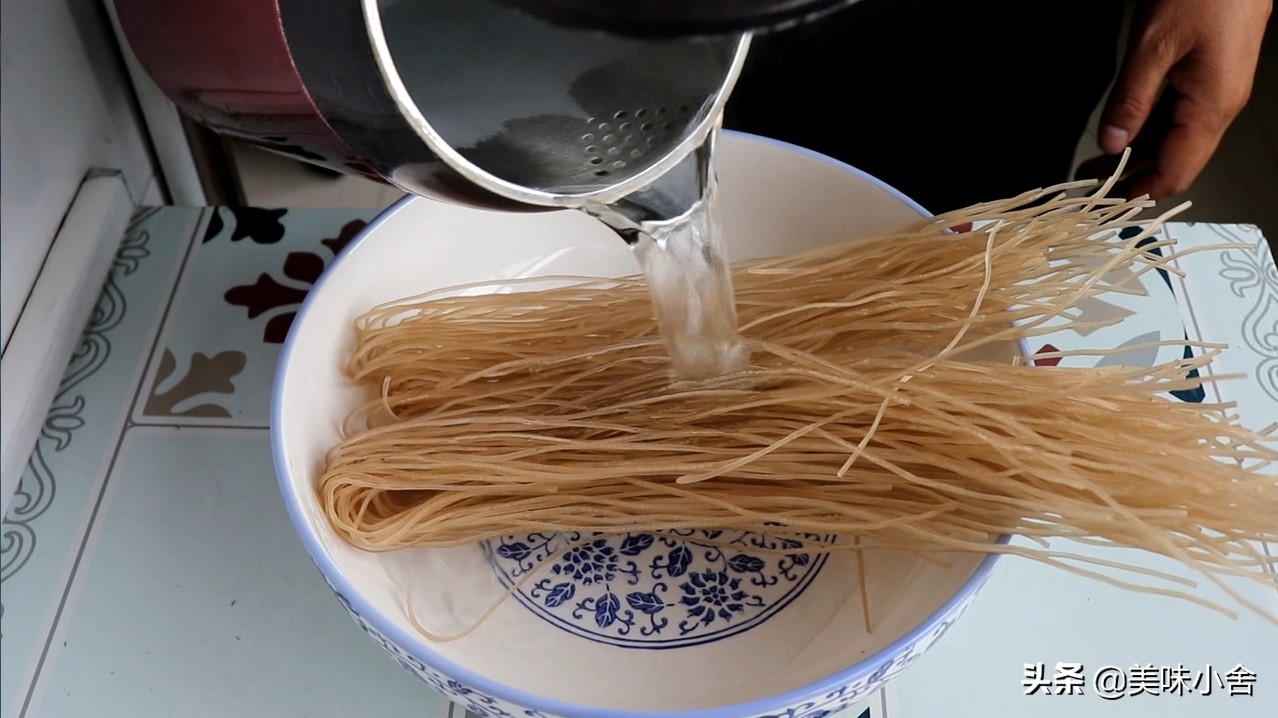 怎么在家做酸辣粉简单又好吃,怎么样做酸辣粉既简单又好吃