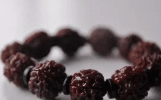 高价收藏的一串50年爆老金刚，被敲开后，玩友懵逼了，还可以这样