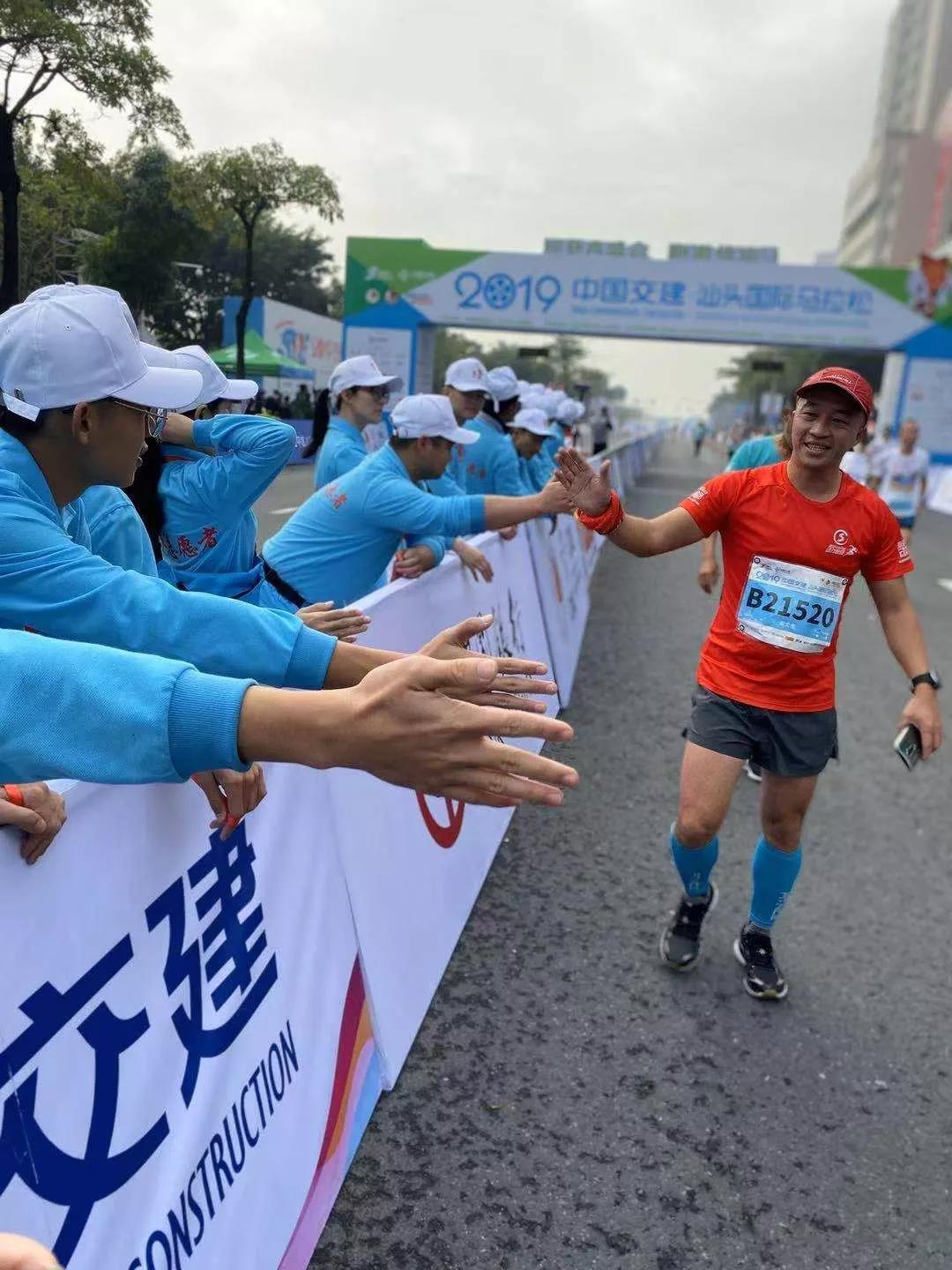 在街头当志愿者,凌晨四点出门当志愿者