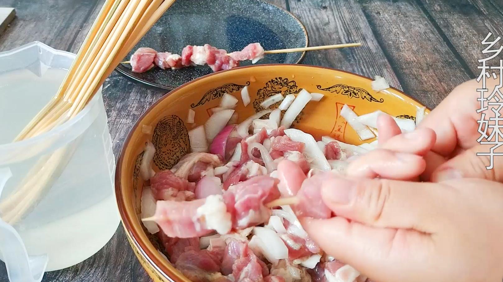 烤羊肉串不糊的方法,在家烤羊肉串怎么做没有膻味儿