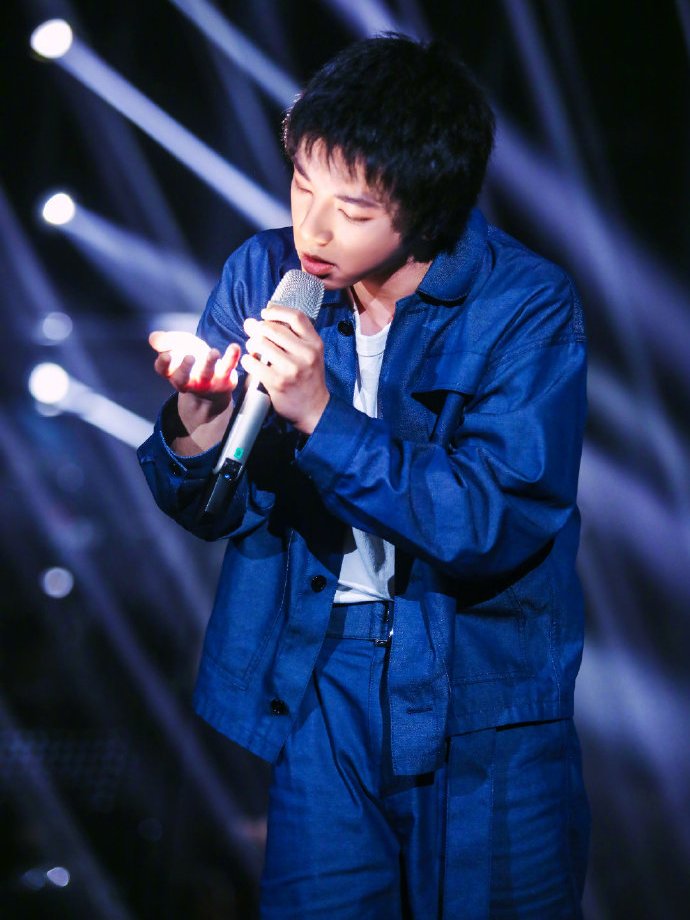 《歌手》取消现场大众听审团采用云录制,为什么不直接停播呢