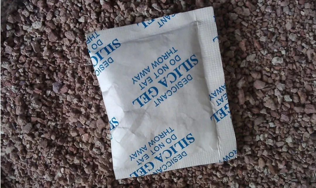 零食袋里的干燥剂有什么危害,零食袋里的干燥剂值钱吗