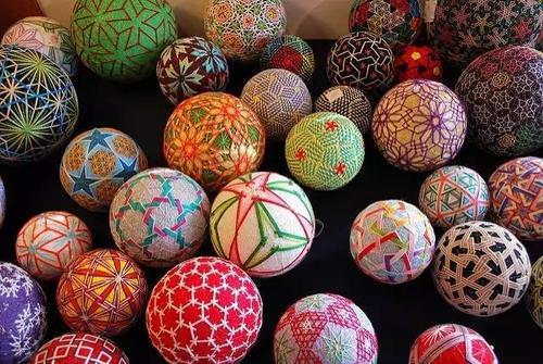 男人手里握的叫保健球,女人手里握的叫什么球?