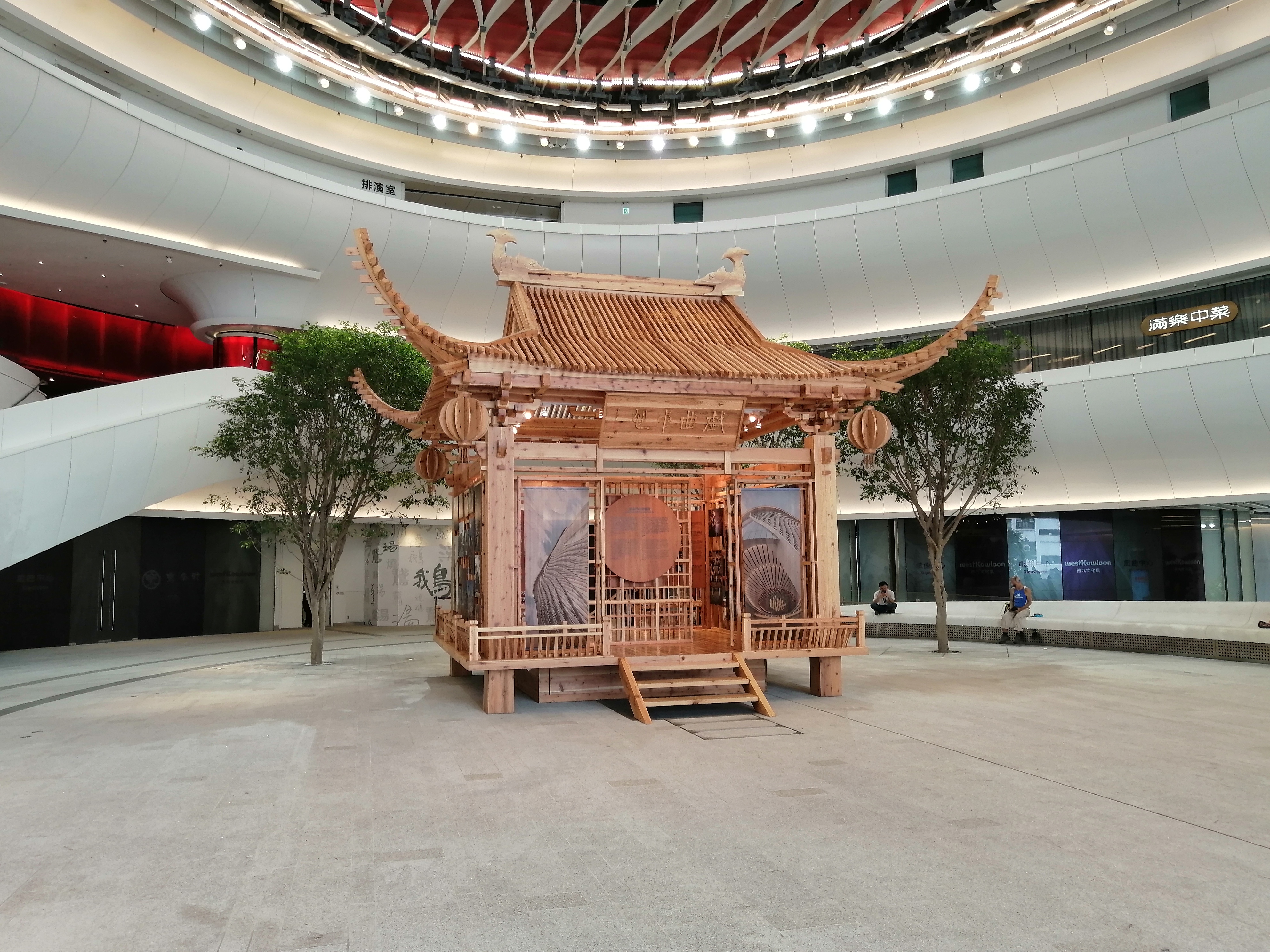 七月初香港游初印象-钓鱼的老人、性感的西方女游客、绘画的小孩