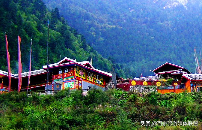 藏民的房屋插的旗子,藏民房顶为什么挂彩旗