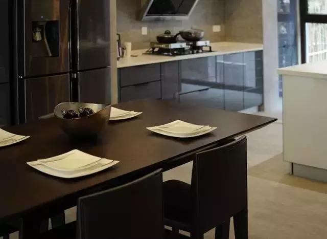 上海买房没钱装修小伙,上海24岁小伙房子装修