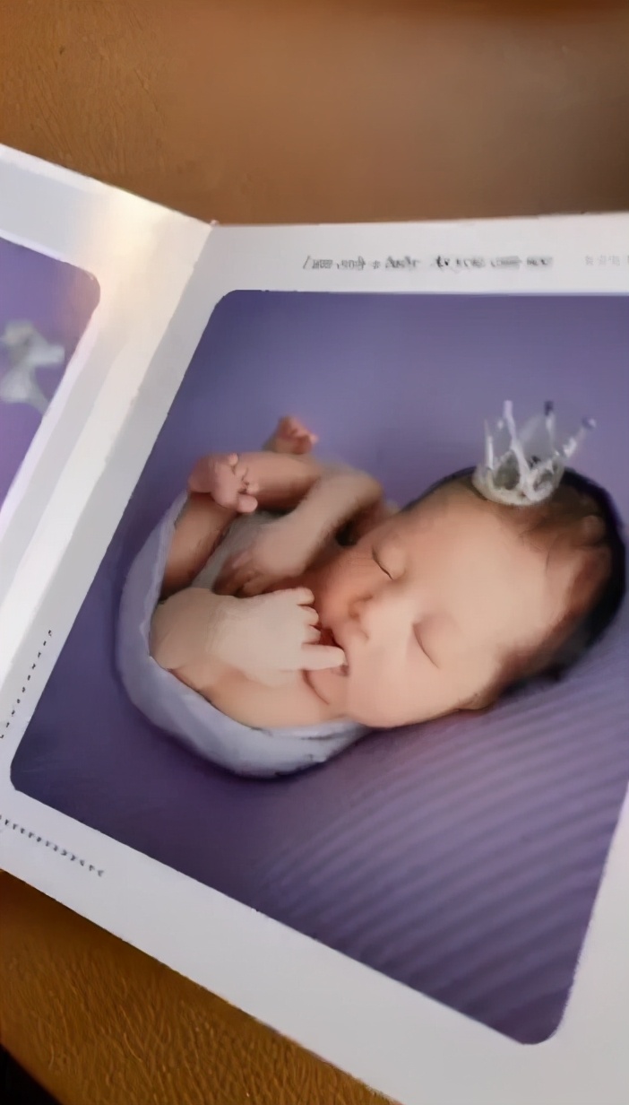 李亚男晒二胎女儿满月照,吸吮手指软萌可爱!附1-2月宝宝早教